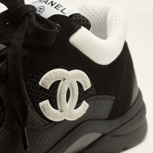 Chanel-Inspired Sneakers – Zwart & Wit met Iconisch CC-Logo