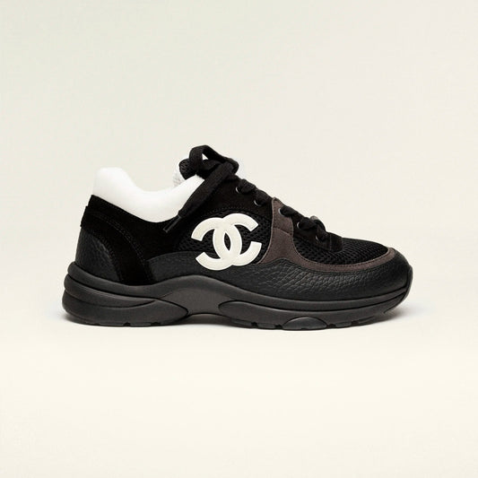 Chanel-Inspired Sneakers – Zwart & Wit met Iconisch CC-Logo